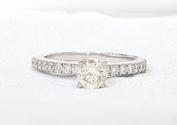 Round Cut Diamond Engagement Ring