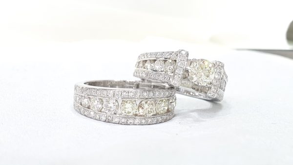 Round Brilliant Classic Engagement Ring & Wedding Ring (Bridal Set)